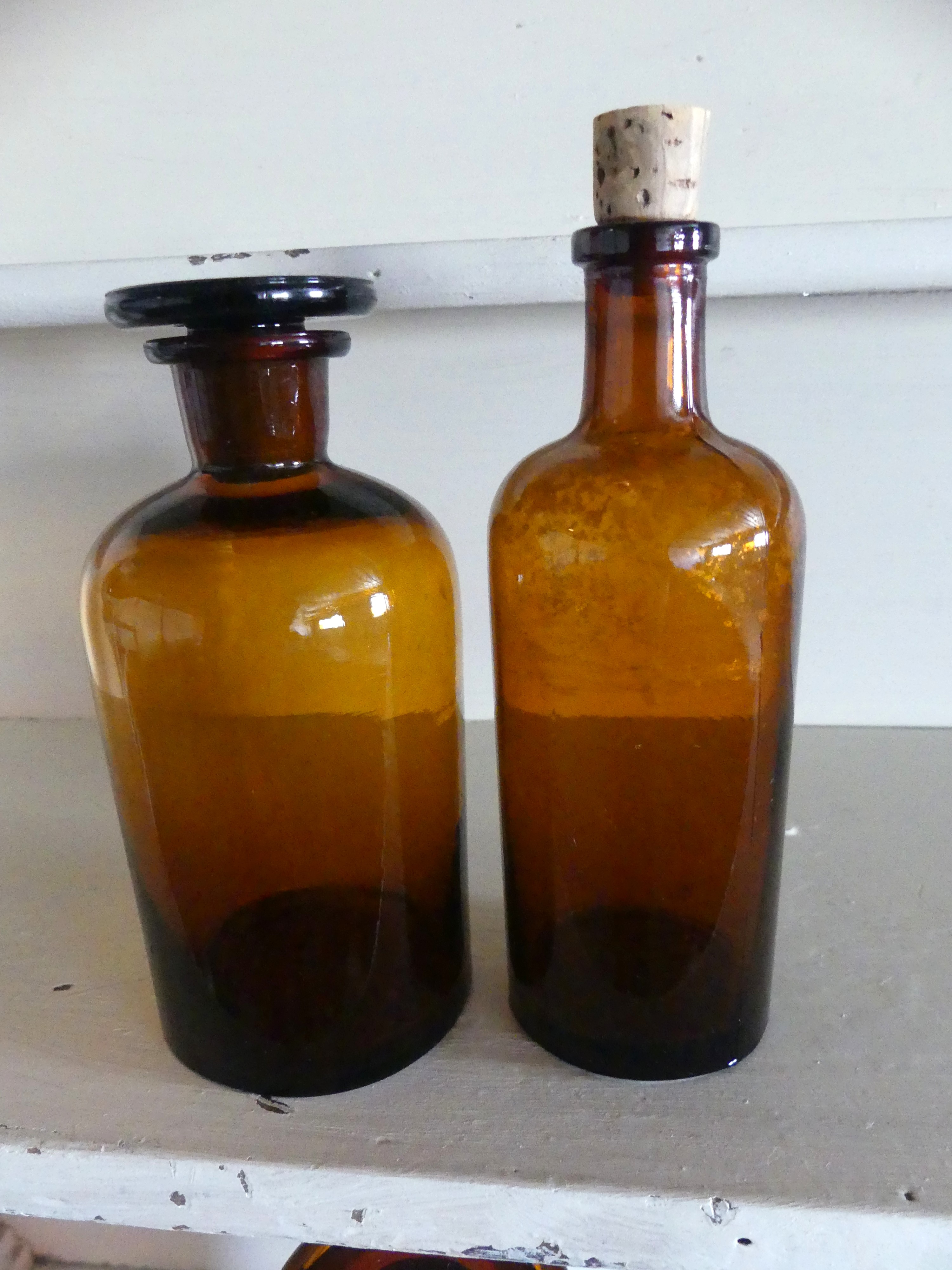 Twee kleine oude apotheekflesjes