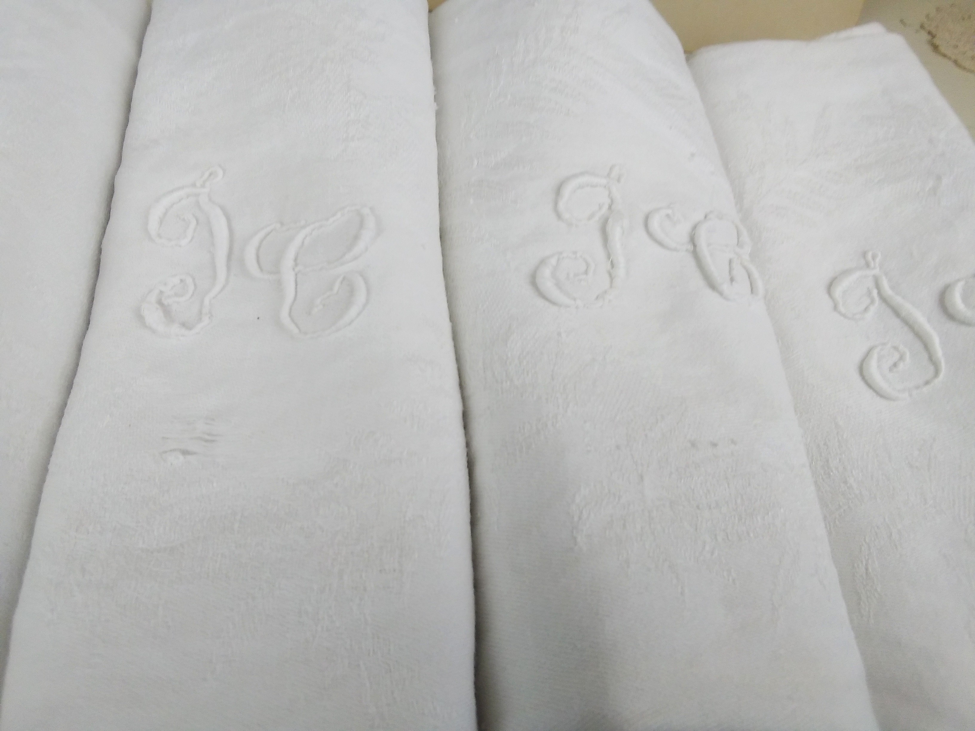  Oude linnen servetten met monogram 